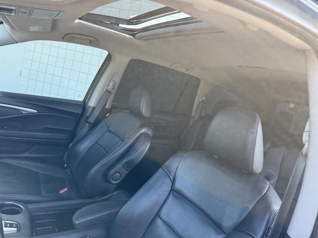 Honda Pilot Vehicle Full-screen Gallery Image 18