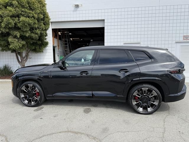 BMW XM Vehicle Full-screen Gallery Image 02