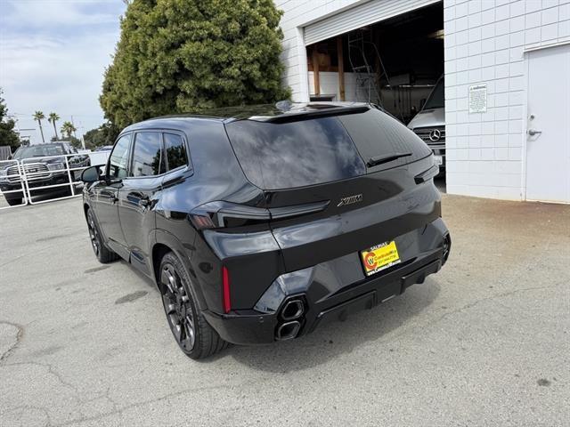 BMW XM Vehicle Full-screen Gallery Image 03