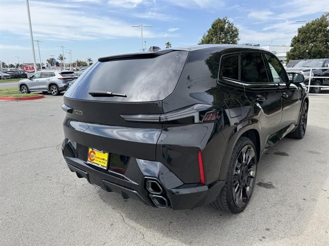 BMW XM Vehicle Full-screen Gallery Image 05