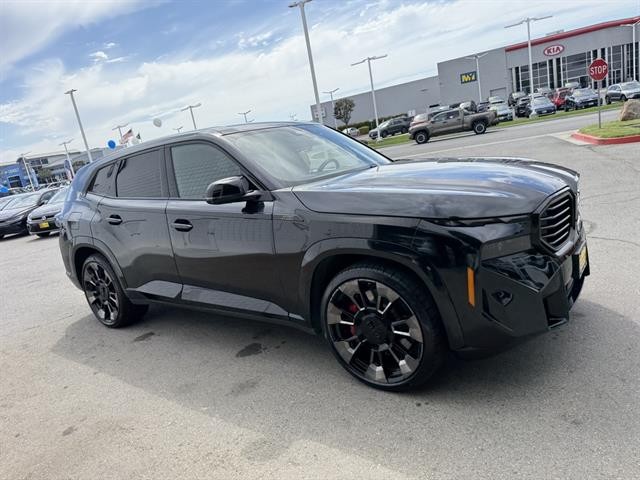 BMW XM Vehicle Full-screen Gallery Image 06