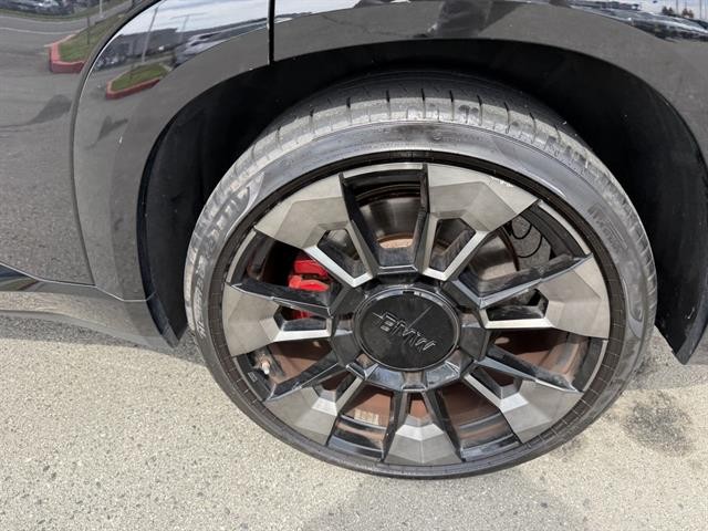 BMW XM Vehicle Full-screen Gallery Image 11