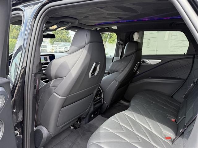 BMW XM Vehicle Full-screen Gallery Image 15