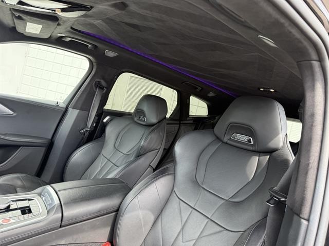 BMW XM Vehicle Full-screen Gallery Image 16