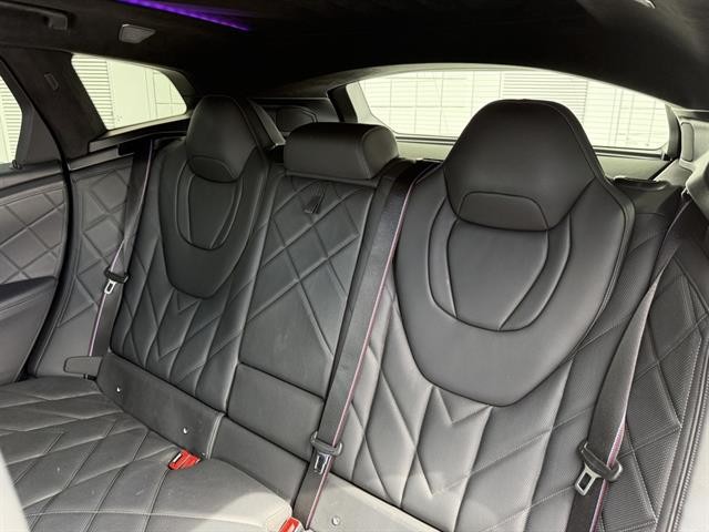 BMW XM Vehicle Full-screen Gallery Image 17