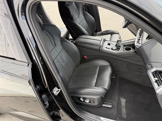 BMW XM Vehicle Full-screen Gallery Image 18