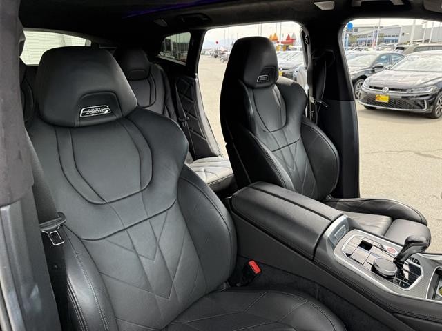 BMW XM Vehicle Full-screen Gallery Image 19