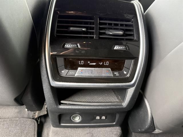 BMW XM Vehicle Full-screen Gallery Image 25