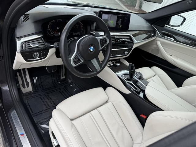 BMW 5 Series Vehicle Full-screen Gallery Image 02