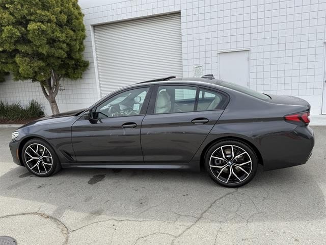 BMW 5 Series Vehicle Full-screen Gallery Image 03