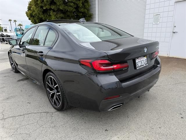 BMW 5 Series Vehicle Full-screen Gallery Image 04