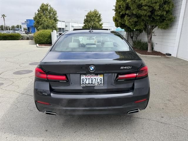 BMW 5 Series Vehicle Full-screen Gallery Image 05