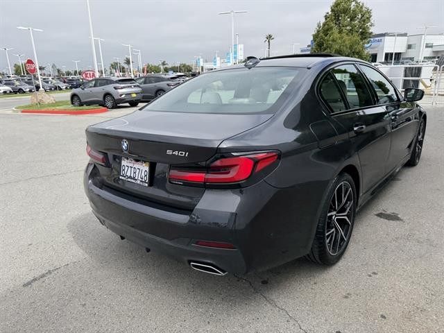 BMW 5 Series Vehicle Full-screen Gallery Image 06