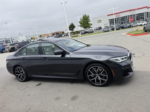 BMW 5 Series Vehicle Full-screen Gallery Image 07