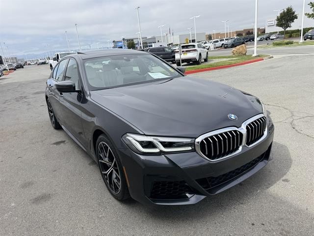 BMW 5 Series Vehicle Full-screen Gallery Image 08