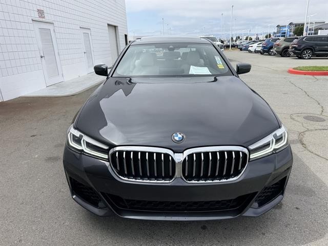 BMW 5 Series Vehicle Full-screen Gallery Image 09