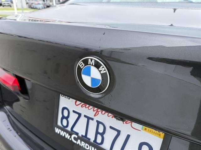 BMW 5 Series Vehicle Full-screen Gallery Image 10