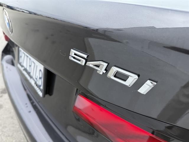 BMW 5 Series Vehicle Full-screen Gallery Image 11