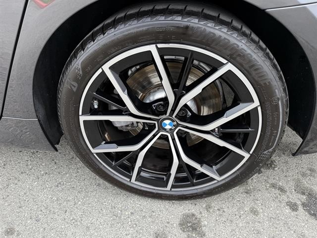 BMW 5 Series Vehicle Full-screen Gallery Image 12