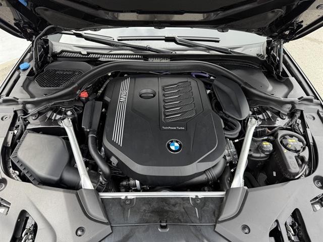 BMW 5 Series Vehicle Full-screen Gallery Image 13