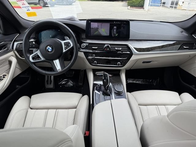 BMW 5 Series Vehicle Full-screen Gallery Image 14