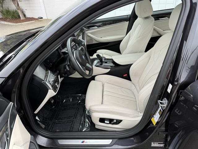 BMW 5 Series Vehicle Full-screen Gallery Image 15