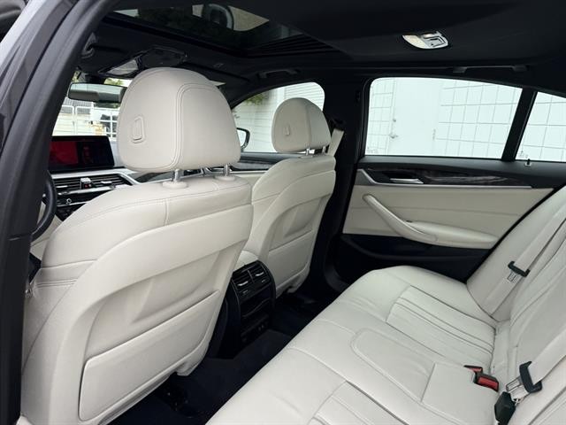 BMW 5 Series Vehicle Full-screen Gallery Image 16