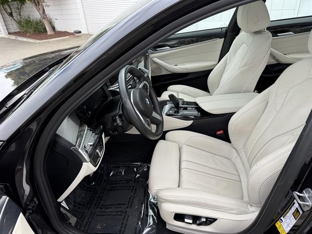 BMW 5 Series Vehicle Full-screen Gallery Image 17