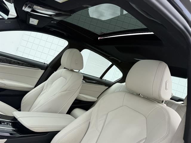 BMW 5 Series Vehicle Full-screen Gallery Image 18