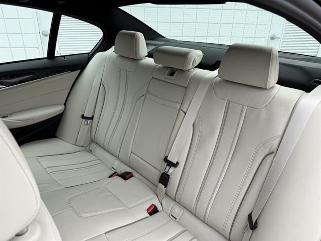 BMW 5 Series Vehicle Full-screen Gallery Image 19