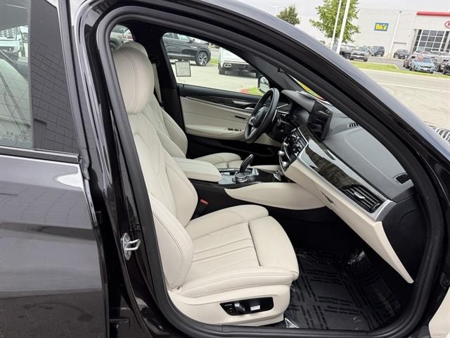 BMW 5 Series Vehicle Full-screen Gallery Image 20