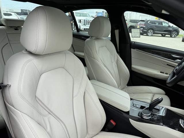 BMW 5 Series Vehicle Full-screen Gallery Image 21