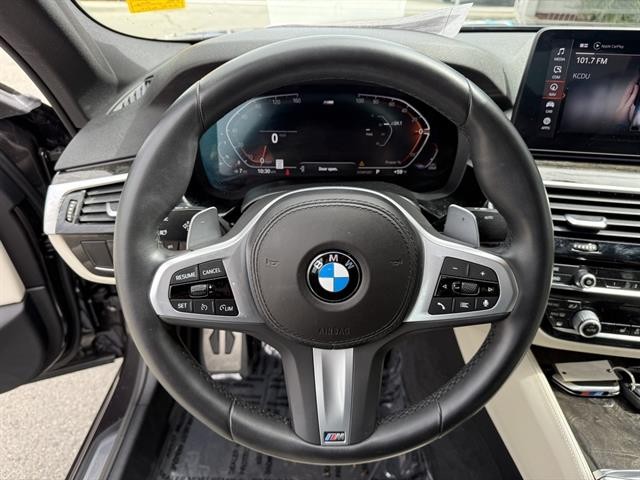 BMW 5 Series Vehicle Full-screen Gallery Image 22
