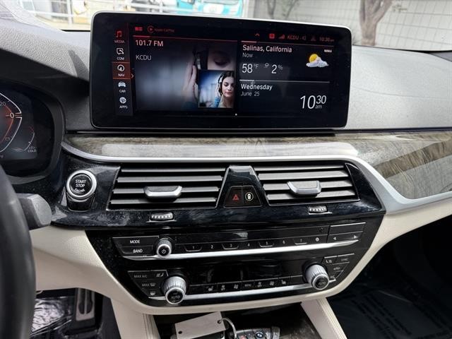 BMW 5 Series Vehicle Full-screen Gallery Image 23