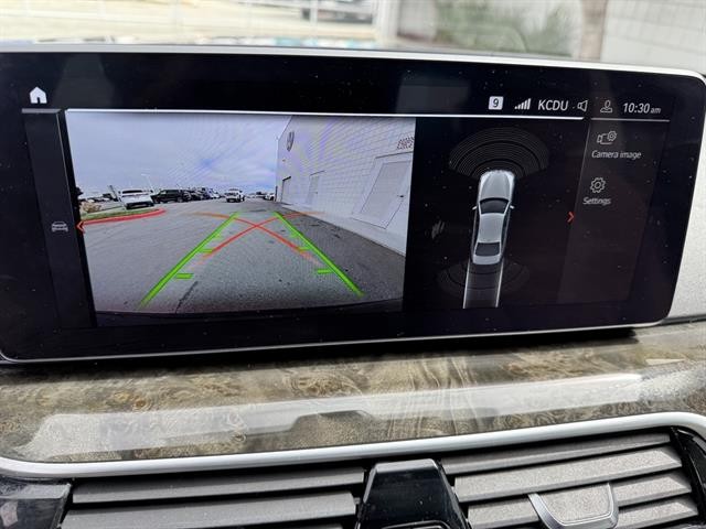 BMW 5 Series Vehicle Full-screen Gallery Image 24