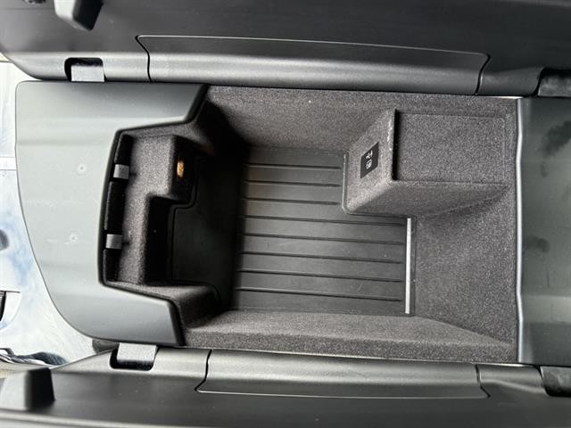 BMW 5 Series Vehicle Full-screen Gallery Image 25