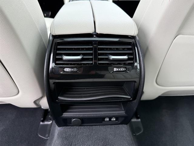 BMW 5 Series Vehicle Full-screen Gallery Image 26