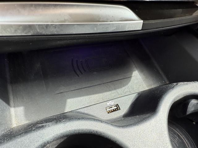 BMW 5 Series Vehicle Full-screen Gallery Image 27