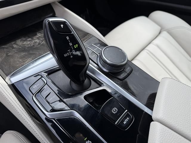 BMW 5 Series Vehicle Full-screen Gallery Image 28