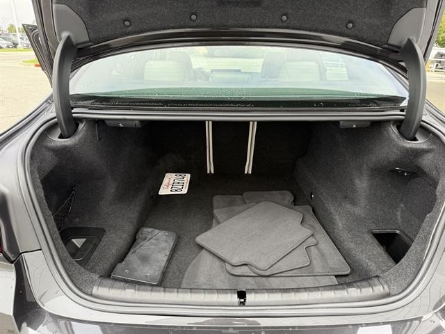 BMW 5 Series Vehicle Full-screen Gallery Image 30