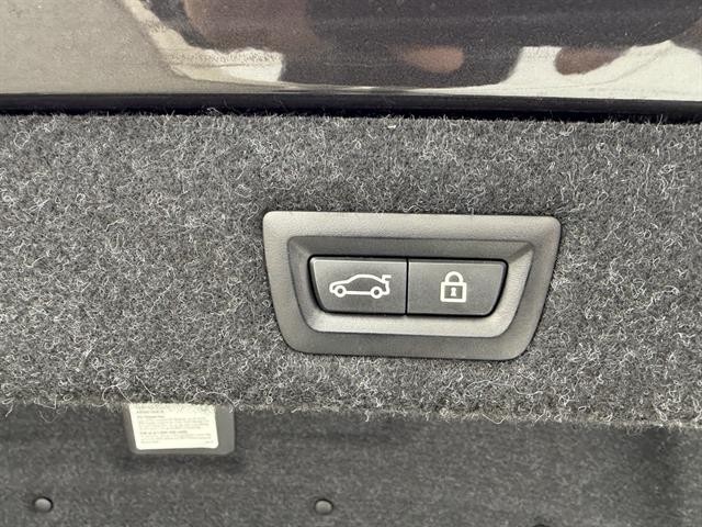 BMW 5 Series Vehicle Full-screen Gallery Image 31