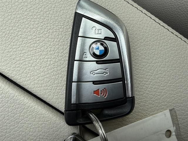 BMW 5 Series Vehicle Full-screen Gallery Image 32