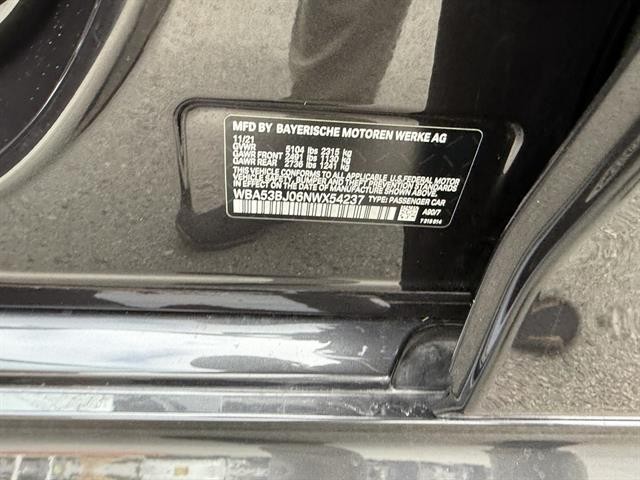 BMW 5 Series Vehicle Full-screen Gallery Image 33