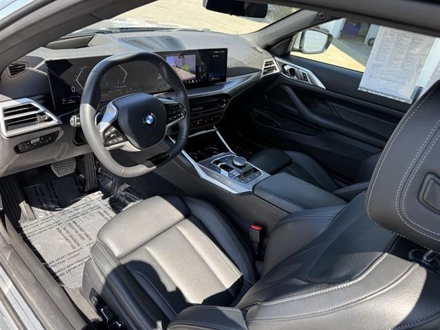 BMW 430i Vehicle Full-screen Gallery Image 02