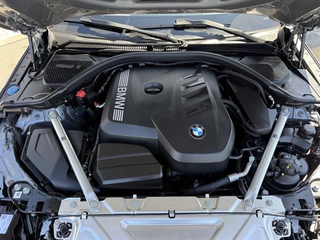 BMW 430i Vehicle Full-screen Gallery Image 13