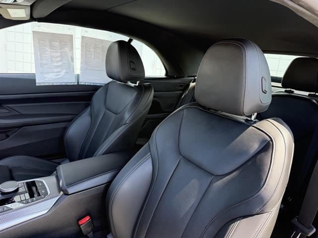 BMW 430i Vehicle Full-screen Gallery Image 15