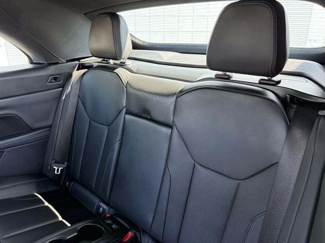 BMW 430i Vehicle Full-screen Gallery Image 16