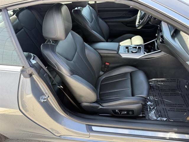 BMW 430i Vehicle Full-screen Gallery Image 17