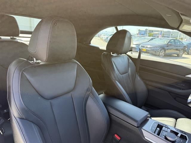 BMW 430i Vehicle Full-screen Gallery Image 18