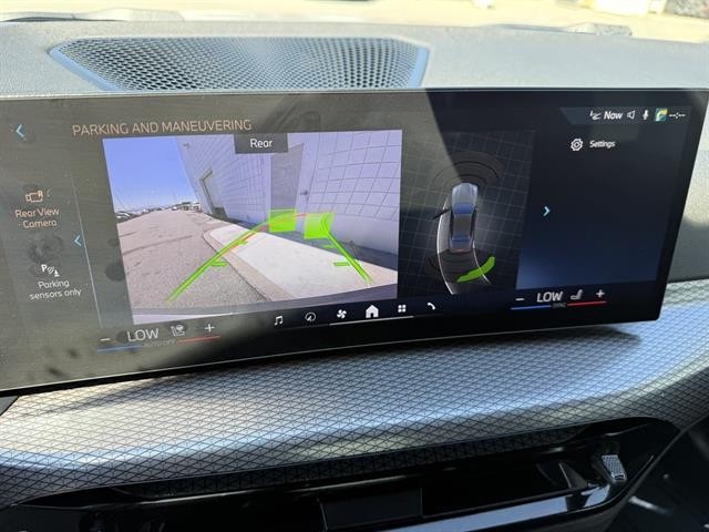 BMW 430i Vehicle Full-screen Gallery Image 21